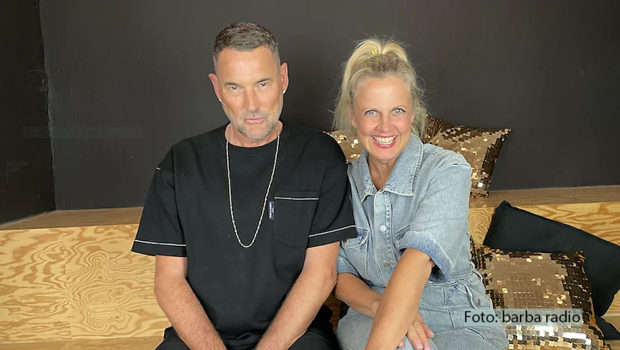 In der neuesten Ausgabe „Mit den Waffeln einer Frau“ begrüßt Barbara Schöneberger den Designer Michael Michalsky zum Talk. Die Moderatorin und der Modemacher sprechen u.a. über Michalskys Faible für Recycling, Diversity in der Modewelt und die Frage, was wirklich die attraktivste Berufsgruppe ist. (Foto: barba radio)
