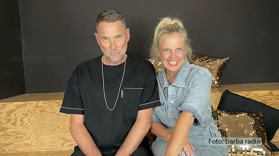 In der neuesten Ausgabe „Mit den Waffeln einer Frau“ begrüßt Barbara Schöneberger den Designer Michael Michalsky zum Talk. Die Moderatorin und der Modemacher sprechen u.a. über Michalskys Faible für Recycling, Diversity in der Modewelt und die Frage, was wirklich die attraktivste Berufsgruppe ist. (Foto: barba radio)