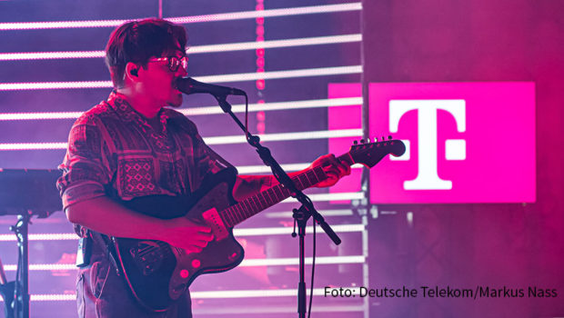 Mit einem Konzert im ehemaligen Heizkraftwerk Mitte in Berlin läuteten Milky Chance unlängst das Greentech Festival in der Hauptstadt ein. Ein Mitschnitt des Auftritts ist nun exklusiv über die Telekom-Plattform MagentaMusik abrufbar. (Foto: Deutsche Telekom/Markus Nass)