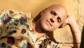Mittlerweile stehen alle Live-Acts für die Gala zur 15. Verleihung des Live Entertainment Awards (LEA) fest. Demnach wird auch Singer-Songwriter Milow bei dem Event in der Frankfurter Festhalle auf der Bühne stehen. (Foto: Sanja Marusic)