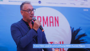 In Gegenwart von rund 350 Gästen verabschiedete Helge Jürgens, Chef des Medienboards Berlin-Brandenburg, am Montagabend in Cannes Petra Müller, die langjährige Geschäftsführerin der Film- und Medienstiftung NRW. Müller konnte aus persönlichen Gründen nicht vor Ort sein und wurde sehr vermisst. (Foto: Film- und Medienstiftung NRW/Aurore Tiapie)