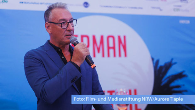 In Gegenwart von rund 350 Gästen verabschiedete Helge Jürgens, Chef des Medienboards Berlin-Brandenburg, am Montagabend in Cannes Petra Müller, die langjährige Geschäftsführerin der Film- und Medienstiftung NRW. Müller konnte aus persönlichen Gründen nicht vor Ort sein und wurde sehr vermisst. (Foto: Film- und Medienstiftung NRW/Aurore Tiapie)