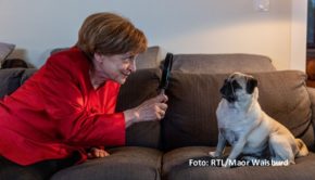 Die von Katharina Thalbach gespielte Ex-Kanzlerin Angela Merkel wandelt auf den Spuren von Miss Marple und will einen mysteriösen Todesfall in der Nachbarschaft aufklären. Zu sehen gibt’s das Ganze ab 14. März in der Roman-Adaption „Miss Merkel – Ein Uckermark-Krimi“ bei RTL+.(Foto: RTL/Maor Waisbord)