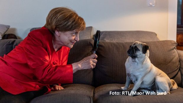 Die von Katharina Thalbach gespielte Ex-Kanzlerin Angela Merkel wandelt auf den Spuren von Miss Marple und will einen mysteriösen Todesfall in der Nachbarschaft aufklären. Zu sehen gibt’s das Ganze ab 14. März in der Roman-Adaption „Miss Merkel – Ein Uckermark-Krimi“ bei RTL+.(Foto: RTL/Maor Waisbord)