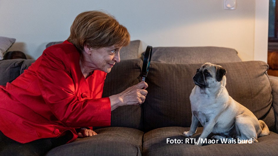 Die von Katharina Thalbach gespielte Ex-Kanzlerin Angela Merkel wandelt auf den Spuren von Miss Marple und will einen mysteriösen Todesfall in der Nachbarschaft aufklären. Zu sehen gibt’s das Ganze ab 14. März in der Roman-Adaption „Miss Merkel – Ein Uckermark-Krimi“ bei RTL+.(Foto: RTL/Maor Waisbord)