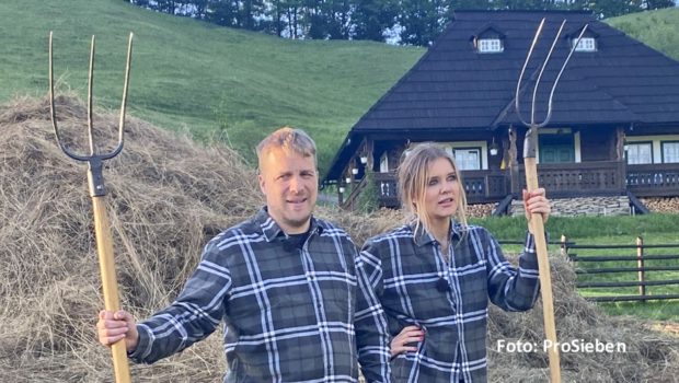 Die neue Show-Reihe „Mission: Job Unknown“ geht am 14. Februar bei ProSieben an den Start. Zum Auftakt müssen Laura Karasek und Oliver Pocher als Duo landwirtschaftliche Herausforderungen in Rumänien meistern. Ihre Gegner Sven Hannawald und Mario Basler verschlägt es nach Mexiko. (Foto: ProSieben)