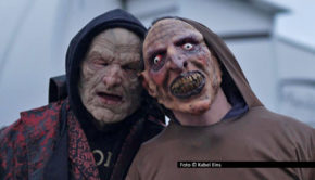 Leicht verändert präsentieren sich die Spitzenköche Frank Rosin und Alexander Kumptner am 11. Dezember in einer neuen Folge ihrer Doku-Serie „Mission Mittendrin!“ bei Kabel Eins. Schauplätze sind diesmal das Hamburger Volksfest „Dom“ und eine türkische Hochzeitsfeier. Foto © Kabel Eins