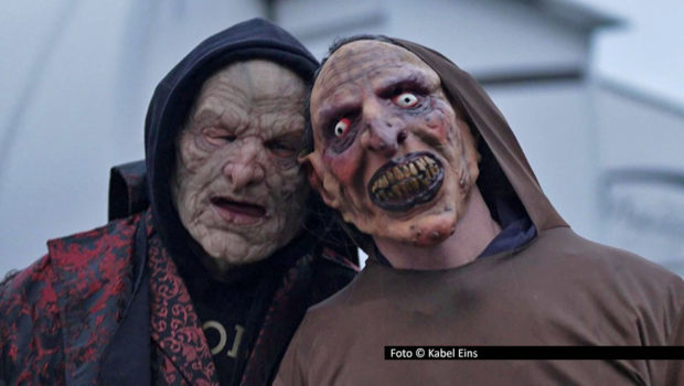 Leicht verändert präsentieren sich die Spitzenköche Frank Rosin und Alexander Kumptner am 11. Dezember in einer neuen Folge ihrer Doku-Serie „Mission Mittendrin!“ bei Kabel Eins. Schauplätze sind diesmal das Hamburger Volksfest „Dom“ und eine türkische Hochzeitsfeier. Foto © Kabel Eins