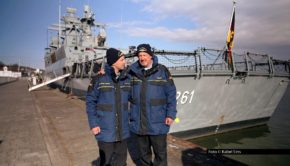 Zum Auftakt der neuen Doku-Reihe „Rosin & Kumptner: Mission Mittendrin“ reisen die titelgebenden Spitzenköche nach Hamburg. Sie schauen sich auf der Reeperbahn um und wagen sich mit der Bundesmarine auf hohe See. Foto © Kabel Eins