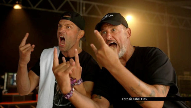 Lautes Metal-Festival in Wacken oder idyllischer Bergbauernhof im Salzburger Land? Die Sterne-Köche Alexander Kumptner und Frank Rosin haben auf ihrer „Mission mittendrin“ beides im Programm. Kabel Eins zeigt die vorerst letzte Folge der Doku-Serie am 18. Dezember. Foto © Kabel Eins