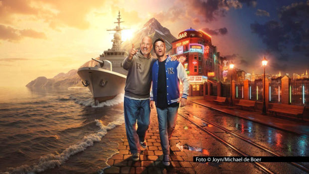 Die Spitzenköche Frank Rosin und Alexander Kumptner stellen sich in ihrer neuen Kabel Eins-Serie gegenseitig die Aufgabe, unterschiedlichste Lebenswelten zu erkunden – von der Marine bis hin zum Metal-Festival. Insgesamt vier Folgen werden ab 27. November ausgestrahlt. Foto © Joyn/Michael de Boer