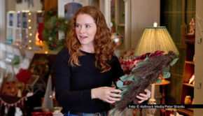 In der neuen MagentaTV-Serie „Mistletoe Murders“ entpuppt sich die Besitzerin eines Ganzjahres-Weihnachtsladens in einer beschaulichen Kleinstadt als scharfsinnige Kriminalistin. Die u.a. aus „Grey’s Anatomy“ bekannte Sarah Drew spielt die Hauptrolle in der kanadisch-amerikanischen Produktion. (Foto © Hallmark Media/Peter Stranks)