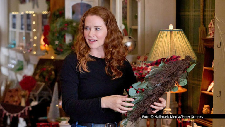 In der neuen MagentaTV-Serie „Mistletoe Murders“ entpuppt sich die Besitzerin eines Ganzjahres-Weihnachtsladens in einer beschaulichen Kleinstadt als scharfsinnige Kriminalistin. Die u.a. aus „Grey’s Anatomy“ bekannte Sarah Drew spielt die Hauptrolle in der kanadisch-amerikanischen Produktion. (Foto © Hallmark Media/Peter Stranks)