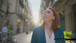 Ab dem 24. November zeigt der Doku-Sender National Geographic jeden Montag eine Episode der neuen Serie „Mit Neugier um die Welt“. Darin nimmt die Mathematikerin und Bestsellerautorin Hannah Fry das TV-Publikum mit auf eine Reise, um verschiedene Kulturen genauer kennenzulernen. Foto © Atomic Television