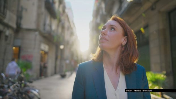 Ab dem 24. November zeigt der Doku-Sender National Geographic jeden Montag eine Episode der neuen Serie „Mit Neugier um die Welt“. Darin nimmt die Mathematikerin und Bestsellerautorin Hannah Fry das TV-Publikum mit auf eine Reise, um verschiedene Kulturen genauer kennenzulernen. Foto © Atomic Television