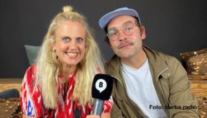 Die neue Ausgabe von Barbara Schönebergers barba radio-Talk „Mit den Waffeln einer Frau“ ist jetzt als Podcast abrufbar. Zu Gast ist Singer-Songwriter Axel Bosse, der mit der Entertainerin u.a. über die Zufriedenheit mit dem eigenen Körper spricht. (Foto: barba radio)