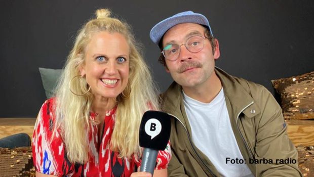 Die neue Ausgabe von Barbara Schönebergers barba radio-Talk „Mit den Waffeln einer Frau“ ist jetzt als Podcast abrufbar. Zu Gast ist Singer-Songwriter Axel Bosse, der mit der Entertainerin u.a. über die Zufriedenheit mit dem eigenen Körper spricht. (Foto: barba radio)