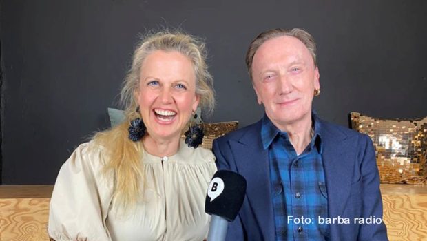 Sänger und Schauspieler Marius Müller-Westernhagen ist in der aktuellen Podcast-Folge von „Mit den Waffeln einer Frau“ der Gesprächsgast von Barbara Schöneberger. Die beiden sprechen u.a. über die Anfangstage seiner Karriere, wirtschaftlichen Erfolg als Anreiz und das Verhalten auf der Bühne. (Foto: barba radio)