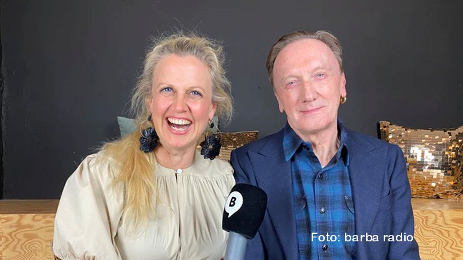 Sänger und Schauspieler Marius Müller-Westernhagen ist in der aktuellen Podcast-Folge von „Mit den Waffeln einer Frau“ der Gesprächsgast von Barbara Schöneberger. Die beiden sprechen u.a. über die Anfangstage seiner Karriere, wirtschaftlichen Erfolg als Anreiz und das Verhalten auf der Bühne. (Foto: barba radio)