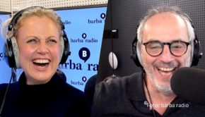 Spitzenkoch und Kochshow-Juror Christian Rach ist in der aktuellen Folge des barba radio-Podcasts „Mit den Waffeln einer Frau“ zu Gast. Mit Entertainerin Barbara Schöneberger spricht er u.a. über Lorbeer als Überraschung, Buletten von Mario Barth und Essen mit weniger Fleisch. (Foto: barba radio)