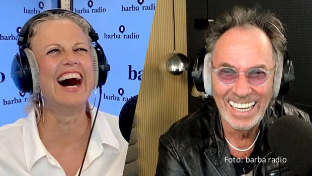 In der neuen Ausgabe des barba radio-Podcasts „Mit den Waffeln einer Frau“ begrüßt Entertainerin Barbara Schöneberger den TV-Routinier Hugo Egon Balder. Im Gespräch geht’s u.a. ums Älterwerden, einen gesunden Lebensstil und denkwürdige Songtitel. (Foto: barba radio)