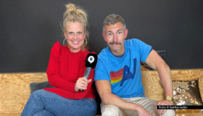In der aktuellen Ausgabe des barba radio-Podcasts „Mit den Waffeln einer Frau“ ist Autor und Moderator Micky Beisenherz der Gesprächsgast von Barbara Schöneberger. Es geht dabei u.a. um seinen Schnurrbart, seine Wahlheimat Hamburg und die Muskeln von Henning Baum. Foto © barba radio