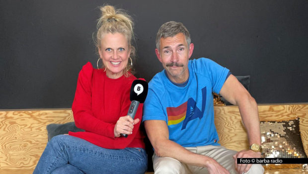 In der aktuellen Ausgabe des barba radio-Podcasts „Mit den Waffeln einer Frau“ ist Autor und Moderator Micky Beisenherz der Gesprächsgast von Barbara Schöneberger. Es geht dabei u.a. um seinen Schnurrbart, seine Wahlheimat Hamburg und die Muskeln von Henning Baum. Foto © barba radio