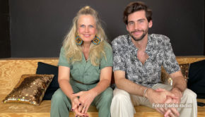 In der Pfingstausgabe ihres barba radio-Podcasts begrüßt Barbara Schöneberger den Popsänger Álvaro Soler. Bei einer Portion frisch gebackener Waffeln geht’s um Putzfimmel, die schlimmsten Taxifahrten und die letzten Monate, bevor Álvaro zum ersten Mal Vater wird. (Foto: barba radio)
