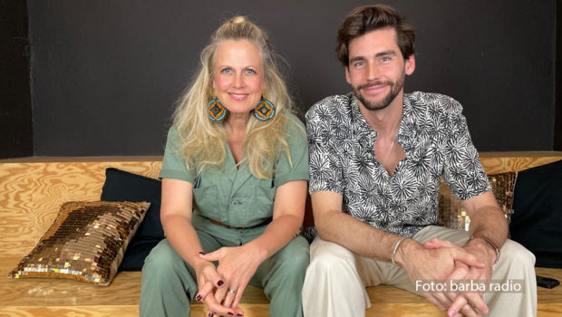 In der Pfingstausgabe ihres barba radio-Podcasts begrüßt Barbara Schöneberger den Popsänger Álvaro Soler. Bei einer Portion frisch gebackener Waffeln geht’s um Putzfimmel, die schlimmsten Taxifahrten und die letzten Monate, bevor Álvaro zum ersten Mal Vater wird. (Foto: barba radio)