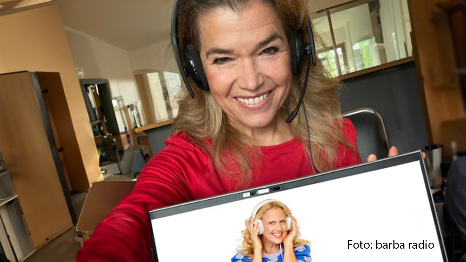 Anke Engelke ist zurück bei „Mit den Waffeln einer Frau“. In der neuesten Ausgabe des barba radio-Podcasts verrät sie Gastgeberin Barbara Schöneberger, was für sie wahrer Luxus bedeutet, warum sie sich selbst für eine Art Pechmarie hält und wieso für sie ein Leben ohne Dill unvorstellbar ist. (Foto: barba radio)