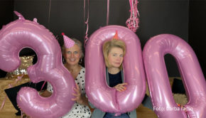 Gemeinsam mit Schauspielerin Annette Frier feiert Barbara Schöneberger Jubiläum. Der barba radio-Podcast „Mit den Waffeln einer Frau“ wird 300. Zur Feier des Tages gibt‘s die gesamte Folge auch als Video auf barbaradio.de. (Foto: barba radio)