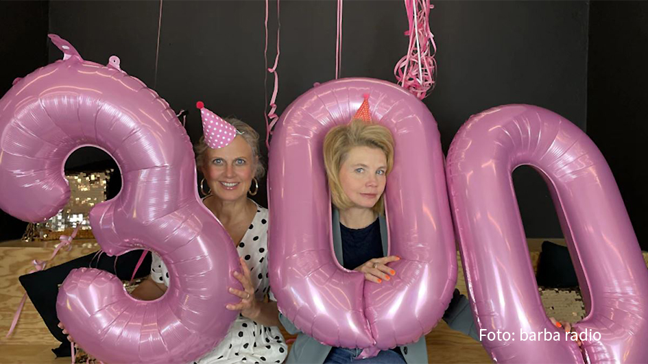 Gemeinsam mit Schauspielerin Annette Frier feiert Barbara Schöneberger Jubiläum. Der barba radio-Podcast „Mit den Waffeln einer Frau“ wird 300. Zur Feier des Tages gibt‘s die gesamte Folge auch als Video auf barbaradio.de. (Foto: barba radio)