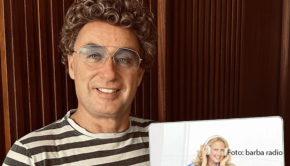 Das neue Jahr startet bei barba radio gleich mit einem Knaller: Zur zweiten Ausgabe von „Mit den Waffeln einer Frau“ in 2024 begrüßt Barbara Schöneberger den Comedian Atze Schröder. Zum Jahresauftakt geht’s um Silvestertraditionen, Humor in Krisenzeiten und den täglichen Wahnsinn im Showbusiness. (Foto: barba radio)