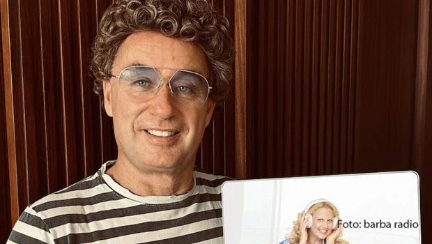 Das neue Jahr startet bei barba radio gleich mit einem Knaller: Zur zweiten Ausgabe von „Mit den Waffeln einer Frau“ in 2024 begrüßt Barbara Schöneberger den Comedian Atze Schröder. Zum Jahresauftakt geht’s um Silvestertraditionen, Humor in Krisenzeiten und den täglichen Wahnsinn im Showbusiness. (Foto: barba radio)