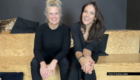Zur neuen Ausgabe des barba radio-Podcasts „Mit den Waffeln einer Frau“ begrüßt Entertainerin Barbara Schöneberger die Schauspielerin Bettina Zimmermann. Sie sprechen u.a. über sprachliche Unterschiede zwischen Männern und Frauen, sportliche Aktivitäten und Mittel gegen eine Midlife-Crisis. (Foto: barba radio)