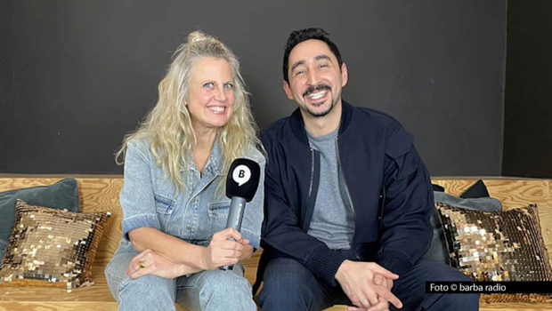 Zur neuen Folge des barba radio-Podcasts „Mit den Waffeln einer Frau“ begrüßt Barbara Schöneberger den Musiker und Schauspieler Eko Fresh. Es geht u.a. um seinen neuen Film, seine anstehende Tournee und seinen Umgang mit dem Älterwerden. (Foto: barba radio)