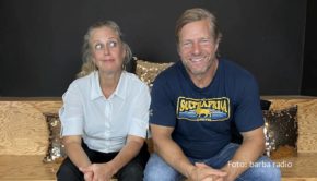 Entertainerin Barbara Schöneberger begrüßt zu einer neuen Ausgabe ihres barba radio-Podcasts „Mit den Waffeln einer Frau“ den Schauspieler Henning Baum als Gesprächsgast. Es geht u.a. um Stunts, Apfelmus und einen Verbrecher aus der „Krieg der Sterne“-Saga. (Foto: barba radio)