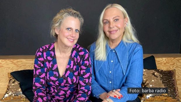 In einer neuen Ausgabe ihres barba radio-Podcasts „Mit den Waffeln einer Frau“ begrüßt Barbara Schöneberger die Unternehmerin, Autorin und Reality-TV-Darstellerin Natascha Ochsenknecht. Es geht u.a. um Beziehungen, Kleidung für Enkel und besonders attraktive Berufsgruppen. (Foto: barba radio)