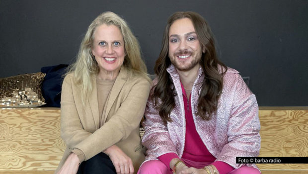 Zum barba radio-Podcast „Mit den Waffeln einer Frau“ begrüßt Entertainerin Barbara Schöneberger diesmal den Influencer Riccardo Simonetti. Die beiden sprechen u.a. er über Bartwuchs, Piercings, handwerkliches Geschick und sein ganz besonderes Gastgeschenk: Donuts. Foto © barba radio