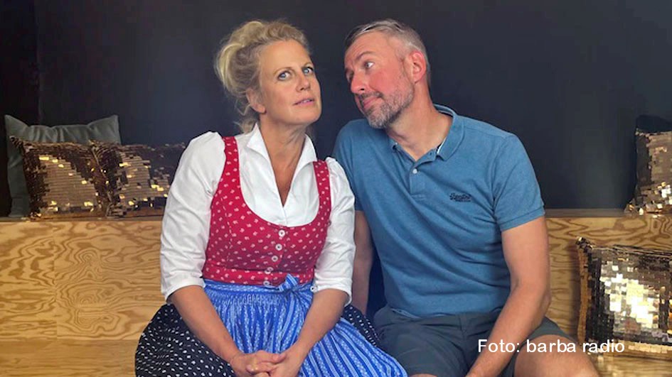 In Oktoberfest-Stimmung präsentieren sich Moderatorin Barbara Schöneberger und ihr Gast Sebastian Pufpaff in der aktuellen Folge des barba radio-Podcasts „Mit den Waffeln einer Frau“. Inhaltlich geht’s aber nicht vorrangig um die Wiesn, sondern um die Karriere des „TV Total“-Moderators. (Foto:barba radio)
