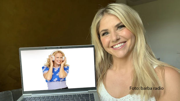 In der neuesten Ausgabe ihres barba radio-Podcasts „Mit den Waffeln einer Frau“ begrüßt Barbara Schöneberger Schlagerstar Beatrice Egli. In dem knapp einstündigen Gespräch, verrät die Musikerin Details über ihr eigenes Podcast-Projekt „Egli Extrem“, in dem sie mit ihren Gästen immer wieder aufs Neue an ihre Grenzen gehen muss. (Foto: barba radio)