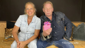 Für die neue Ausgabe „Mit den Waffeln einer Frau“ hat Schauspieler Ben Becker einen Halt in Barbara Schönebergers Podcast-Studio eingelegt. Dort spricht er mit der Moderatorin u.a. über sein aktuelles Projekt. Im August erreichte der Podcast übrigens einen neuen offiziellen Rekord mit über 1,9 Millionen Downloads, wie die aktuellen MA Podcast-Zahlen zeigen. (Foto: barba radio)