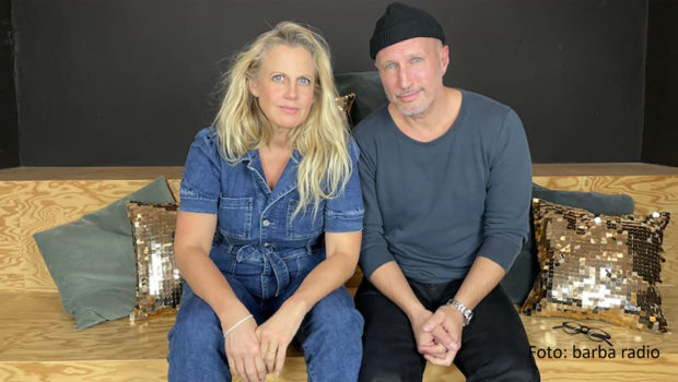 Schauspieler Benno Fürmann ist zu Gast in Barbaras Schönebergers Podcast „Mit den Waffeln einer Frau“. Mit der Moderatorin spricht der „Babylon Berlin“-Star über sein neues Buch, seine Liebe zur Natur und seine ganz persönlichen Lieblingsorte. (Foto: barba radio)