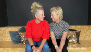 Bei „Mit den Waffeln einer Frau“ steht in dieser Woche erneut ein Wiederholungsbesuch auf dem Programm. Zum zweiten Mal begrüßt Barbara Schöneberger die Komikerin, Schauspielerin und Autorin Cordula Stratmann in ihrem Podcast-Studio. (Foto: barba radio)