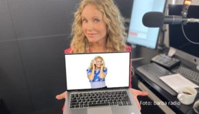 In der neuen Ausgabe des barba radio-Podcasts spricht Gastgeberin Barbara Schöneberger mit TV-Moderatorin Katja Burkard u.a. über deren launische Katze, das perfekte Alter für Aquarellkurse und Wechseljahre bei Männern. (Foto: barba radio)