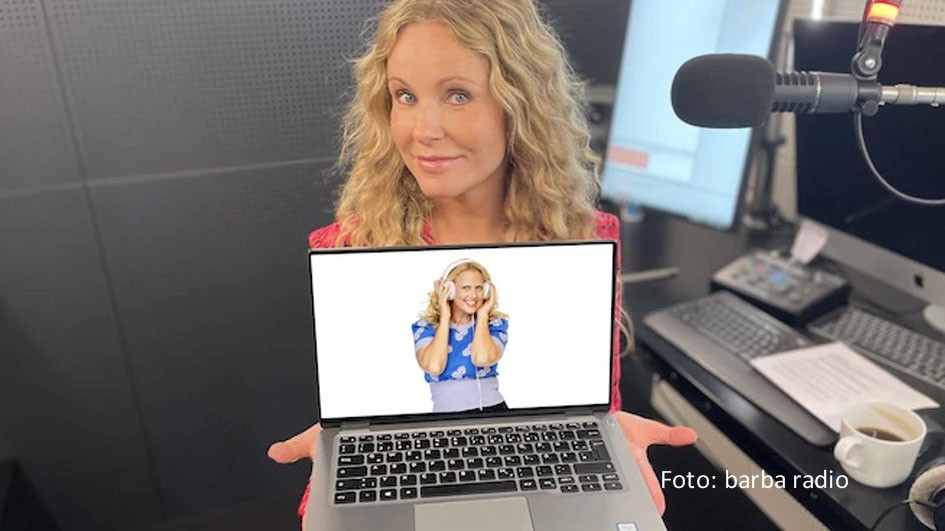 In der neuen Ausgabe des barba radio-Podcasts spricht Gastgeberin Barbara Schöneberger mit TV-Moderatorin Katja Burkard u.a. über deren launische Katze, das perfekte Alter für Aquarellkurse und Wechseljahre bei Männern. (Foto: barba radio)