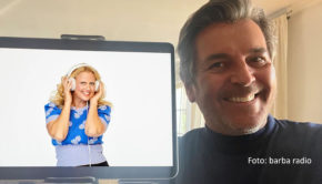 Wer waren eigentlich die Kindheits-Vorbilder von Thomas Anders und welcher Wein löst bei dem Musiker direkt Sommer-Gefühle aus? Auf diese und noch viele Fragen mehr, gibt’s in der neuen Ausgabe „Mit den Waffeln einer Frau“ von und mit Barbara Schöneberger eine Antwort. (Foto: barba radio)