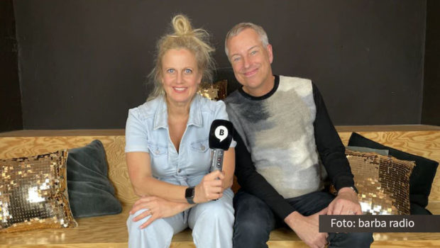 Thomas Hermanns hat anlässlich seines 60. Geburtstags ein Buch veröffentlicht. Titel: „Sexy Sixty“. Darin geht’s ums Älterwerden mit Herz und Humor. Im Podcast „Mit den Waffeln einer Frau“ spricht er mit Barbara Schöneberger über seine Geburtstagsfeier, den ESC und den Kontakt zu jungen Menschen. (Foto: barba radio)