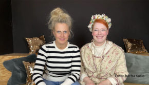 In der neuen Ausgabe „Mit den Waffeln einer Frau“ ist Moderatorin Enie van de Meiklokjes zu Gast. Im Gespräch mit Barbara Schöneberger geht es für die Backexpertin natürlich um die titelgebenden Waffeln. Außerdem sprechen die beiden Frauen u.a. über Marzipan, Wehleidigkeit und Traummänner. (Foto: barba radio)