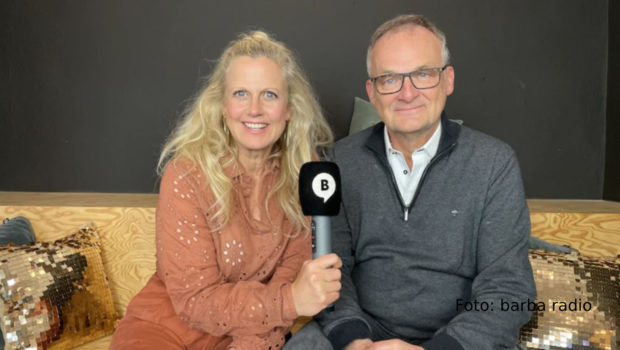 Der frühere „Hart aber fair“-Moderator Frank Plasberg stellt sich in Barbara Schönebergers Podcast „Mit den Waffeln einer Frau“ dem „Rentner TÜV“. Wie lebt er so im Ruhestand? Plasberg spricht zudem über Spargel und Politik – und unpassende Weihnachtsgeschenke für seine Frau. (Foto: barba radio)